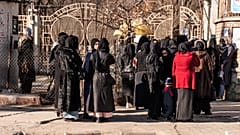 Studentinnen wird vo Wachen der Zugang zur Universität von Kabul verwehrt.