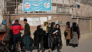 Estudiantes afganas frente a la Universidad de Kabul en Kabul, Afganistán, miércoles 21 de diciembre de 2022.