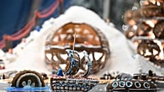 Ein Segelboot schwimmt durch die Lebkuchen-Stadt.