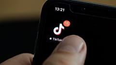شعار لتطبيق تيك توك على شاشة هاتف ذكي.