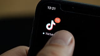 شعار لتطبيق تيك توك على شاشة هاتف ذكي.