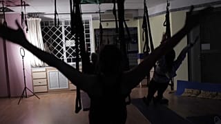 Das Yoga-Studio ist nur spärlich ausgeleuchtet.