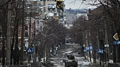 Soldaten in einem Humvee-Fahrzeug in den Straßen von Bachmut