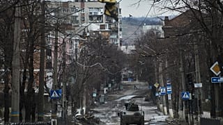 Ukrán tank egy bahmuti utcán 2022. december 21-én.