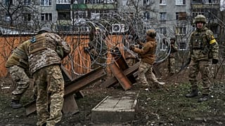 Ukrainische Soldaten bereiten Barrikaden in Bakhmut vor