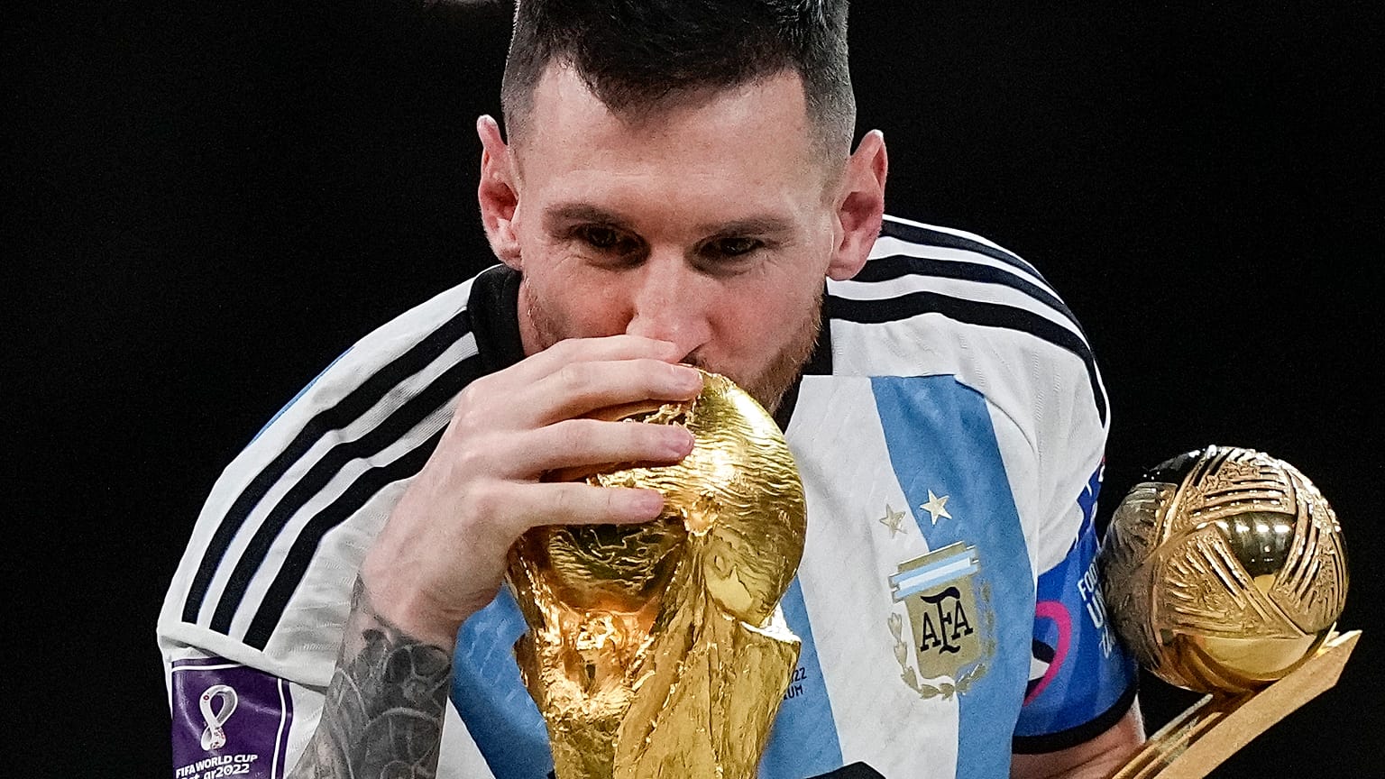 ليونيل ميسي يقبل كأس العالم بعد المباراة النهائية بين الأرجنتين وفرنسا على ملعب لوسيل في الدوحة قطر.