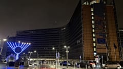 AB ve NATO'ya ait binalarda, Ukrayna ile dayanışma için ışıklar kapatıldı