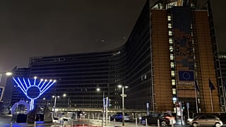 AB ve NATO'ya ait binalarda, Ukrayna ile dayanışma için ışıklar kapatıldı