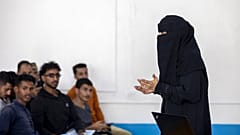 مدرسة يمنية في إحدى الجامعات في مدينة تعز الثالثة باليمن، 15 ديسمبر 2022