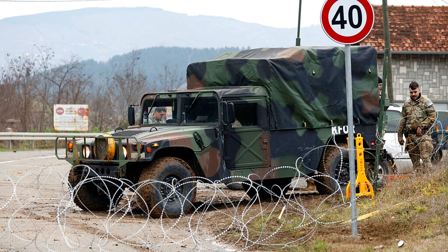 Kosova Sırbistan sınırında görev yapan NATO askerleri (arşiv)