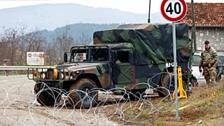 Kosova Sırbistan sınırında görev yapan NATO askerleri (arşiv)
