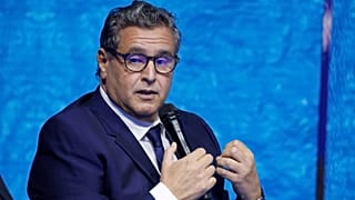 Aziz Akhannouch marokkói miniszterelnök egy franciaországi tanácskozáson