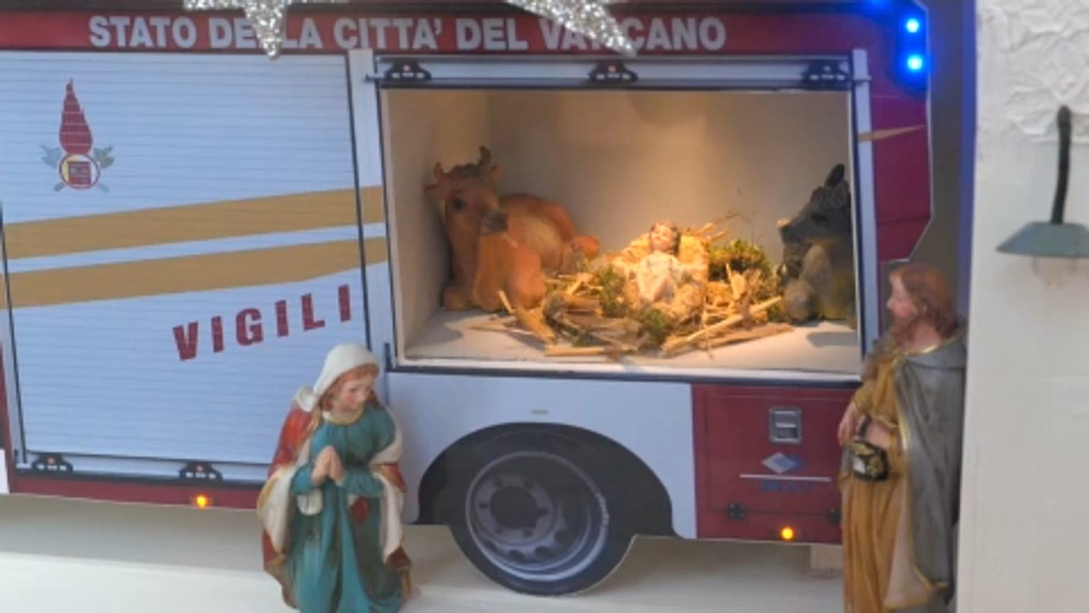 Gesù Bambino accolto dai pompieri. 