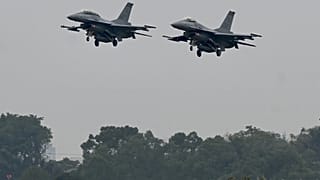 مقاتلتان مسلحتان من طراز F-16V أمريكيتان الصنع تحلقان فوق قاعدة جوية في تشيايي، جنوب تايوان- 5 يناير 2022.