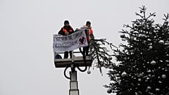 Ativistas do grupo "Última Geração", após cortarem a Árvore de Natal da Porta de Brandeburgo, em Berlim
