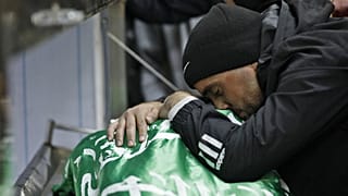 فلسطيني ينعي جثمان الشاب الذي استشهد خلال مواجهات مع القوات الإسرائيلية في 22 ديسمبر 2022 ، في مدينة نابلس بالضفة الغربية المحتلة.
