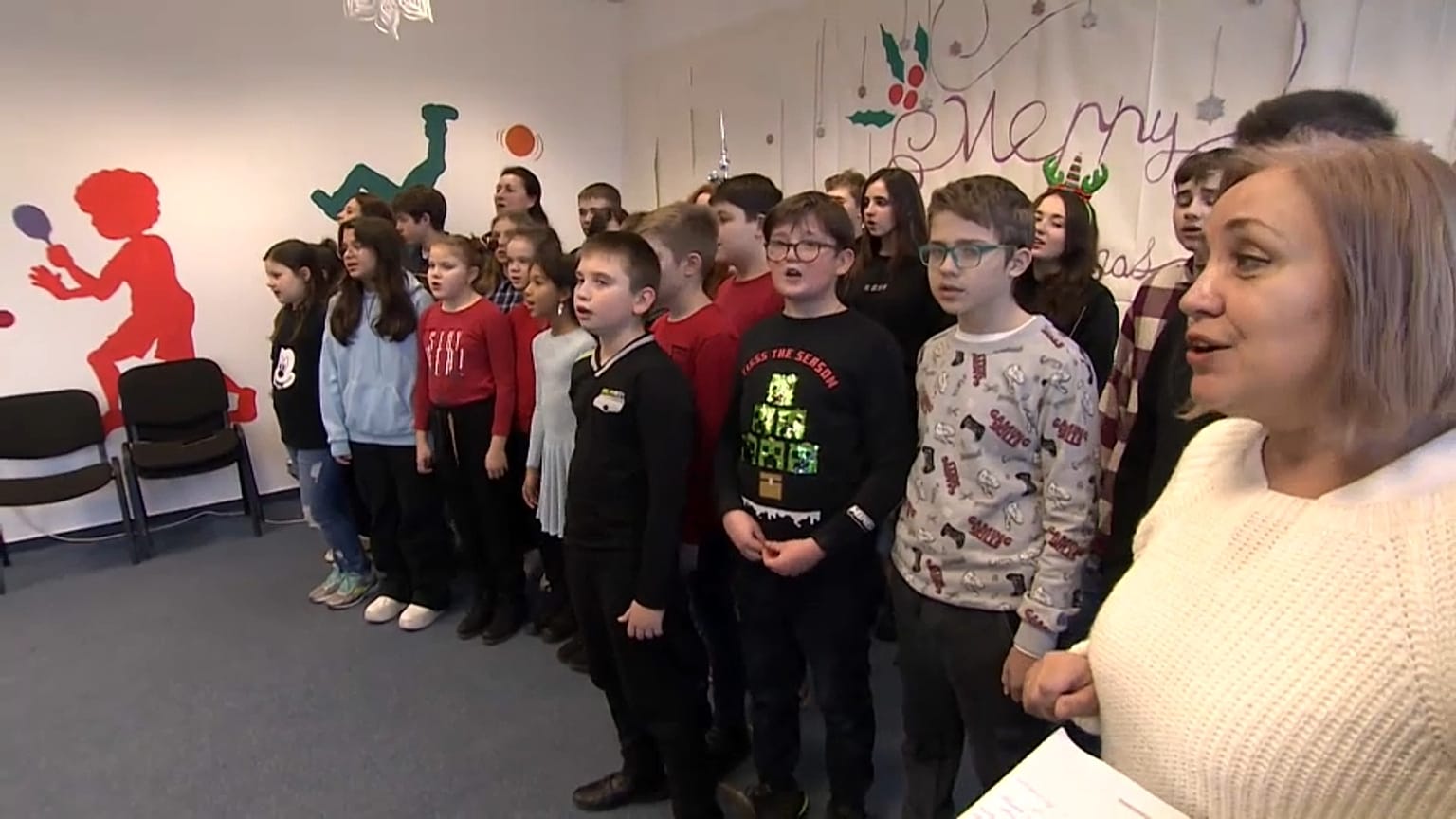 Ukrainische Kinder in einer Einrichtung der Organisation Migration Aid in Budapest singen