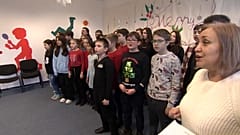 Ukrainische Kinder in einer Einrichtung der Organisation Migration Aid in Budapest singen