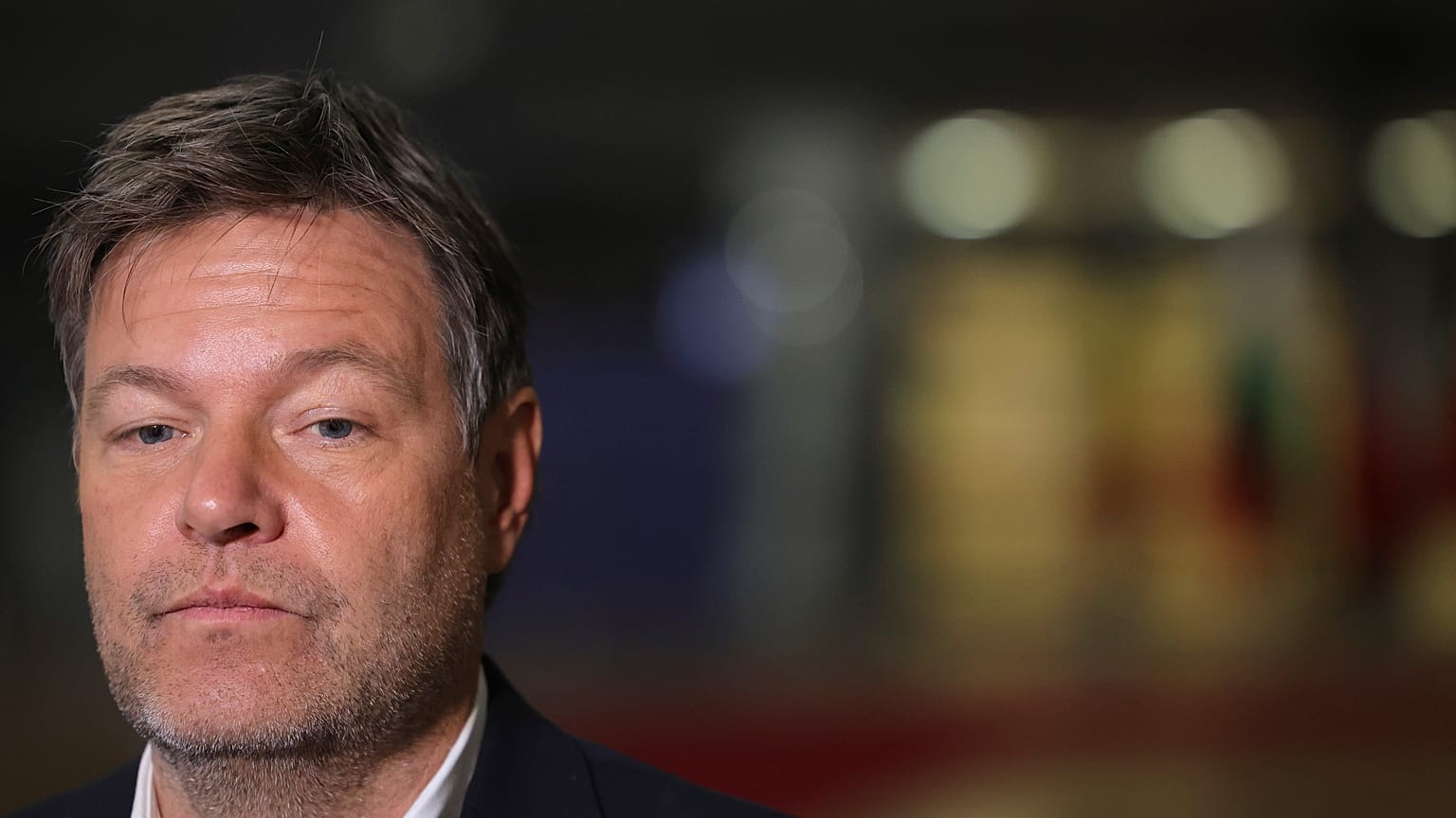 Robert Habeck, Németország klímaügyi minisztere nyilatkozik a médiának, amikor az EU energiaügyi minisztereinek találkozójára érkezik Brüsszelbe, 2022. december 19-én, hétfőn.