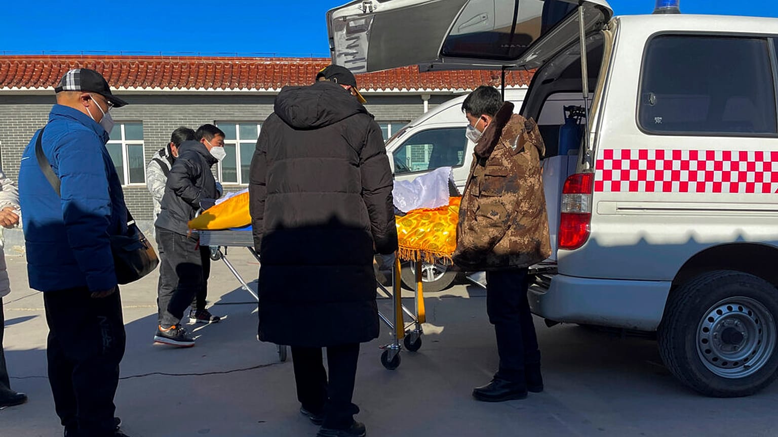 Ambulance à l'entrée d'un centre de crémation dans la province de Hebei (nord de la Chine), le 22/12/2022
