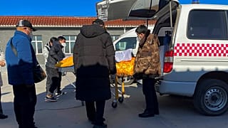 Ambulance à l'entrée d'un centre de crémation dans la province de Hebei (nord de la Chine), le 22/12/2022