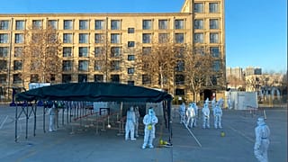 Geisterkulisse in einem Pekinger Vorort. Dort werden Passagiere eines Auslandsfluges zur Quarantäne erwartet