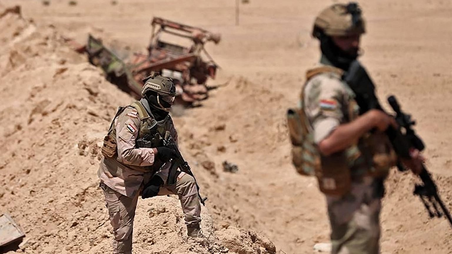  صورة من الارشيف تظهر جنوداً عراقيين في موقع هجوم منسوب إلى تنظيم الدولة الإسلامية  