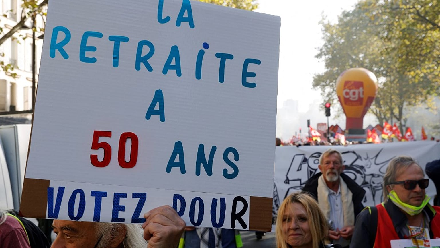 Un manifestant lors du rassemblement en faveur de la hausse des salaires, le 27 octobre 2022, à Paris (France).