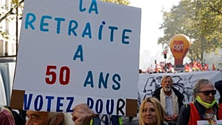 Un manifestant lors du rassemblement en faveur de la hausse des salaires, le 27 octobre 2022, à Paris (France).