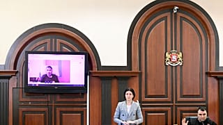 الرئيس الجورجي السابق ميخائيل ساكاشفيلي يظهر على شاشة عبر رابط فيديو من عيادة خلال جلسة استماع في المحكمة في تبليسي. 2022/12/22