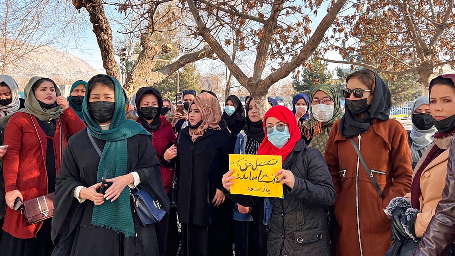تجمع النساء أمام أبواب الجامعات بعد منعهنّ من الدخول