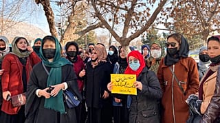 تجمع النساء أمام أبواب الجامعات بعد منعهنّ من الدخول