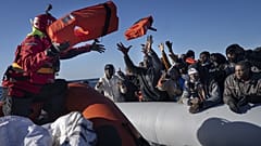 Civil segélymunkások segítenek afrikai menekülteken