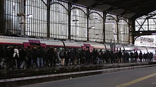 Sztrájk miatt várakozó emberek egy párizsi pályaudvaron 2019. december 9-én.