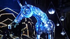 Ein Pferd aus Licht erfreut Passanten in London