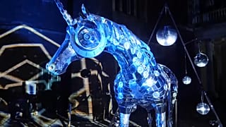 Ein Pferd aus Licht erfreut Passanten in London