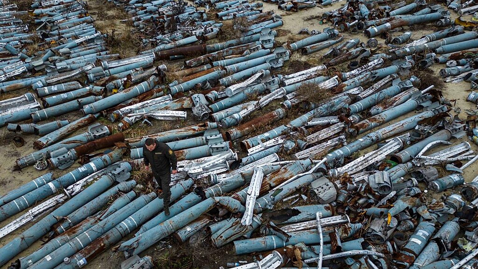 Un procureur observe des pièces collectées de roquettes russes utilisées pour attaquer la ville de Kharkiv, Ukraine, jeudi 22 décembre 2022. 