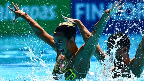 ARCHIVO - Giorgio Minisi y Lucrezia Ruggiero compiten durante la final técnica de dúo mixto de natación artística en los XIX Campeonatos del Mundo de la FINA, 20/06/2022