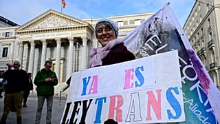 "(LGBTİ+ hakları) artık yasalaştı" pankartı taşıyan bir aktivist