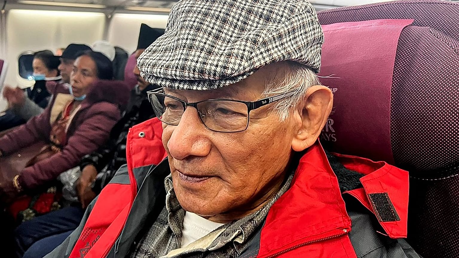 Charles Sobhraj dans l'avion qui le mène vers la France, ce vendredi 23 décembre 2022. 
