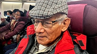 Charles Sobhraj dans l'avion qui le mène vers la France, ce vendredi 23 décembre 2022.