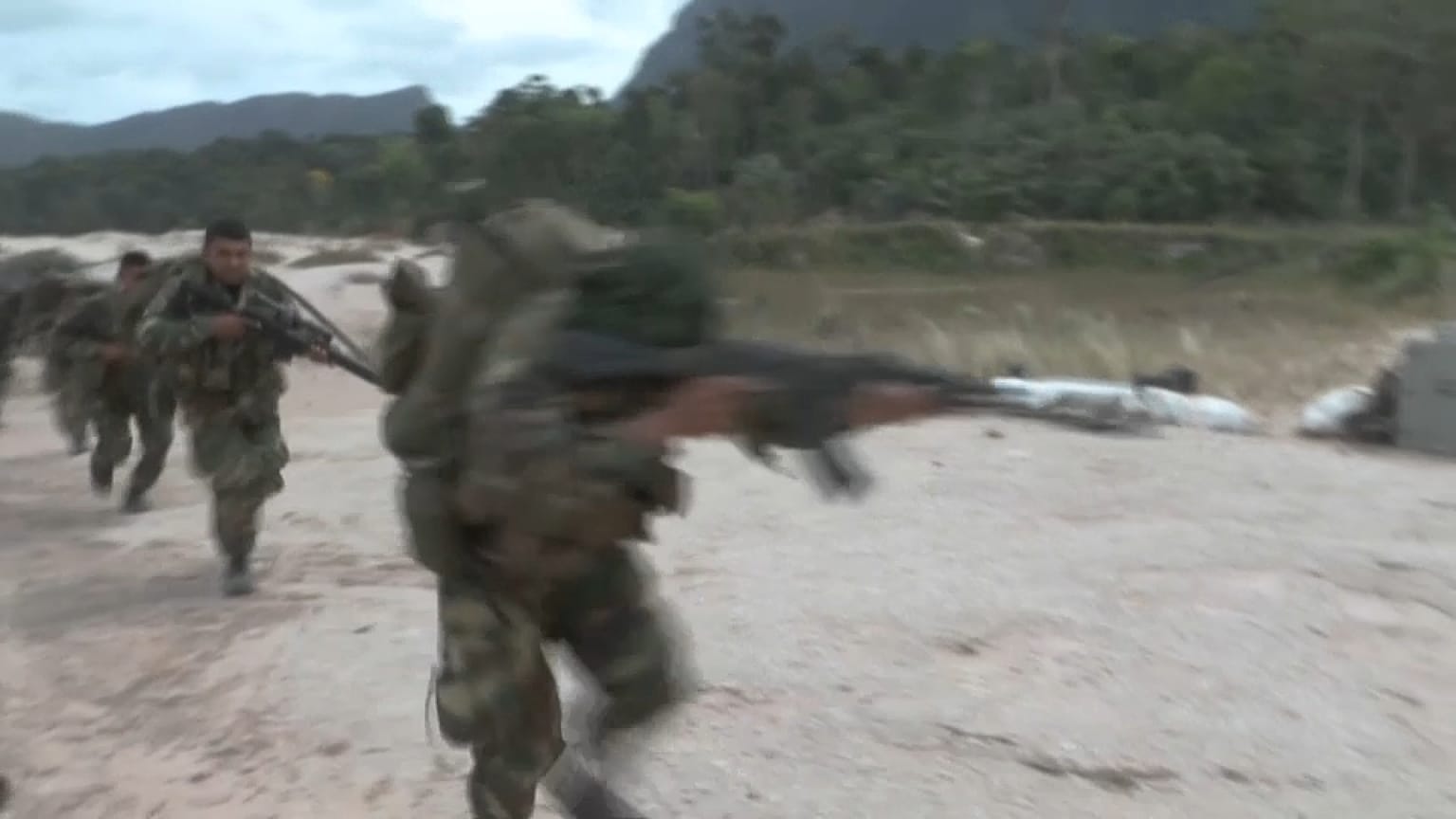 Maniobras del ejército de Venezuela en Amazonas 