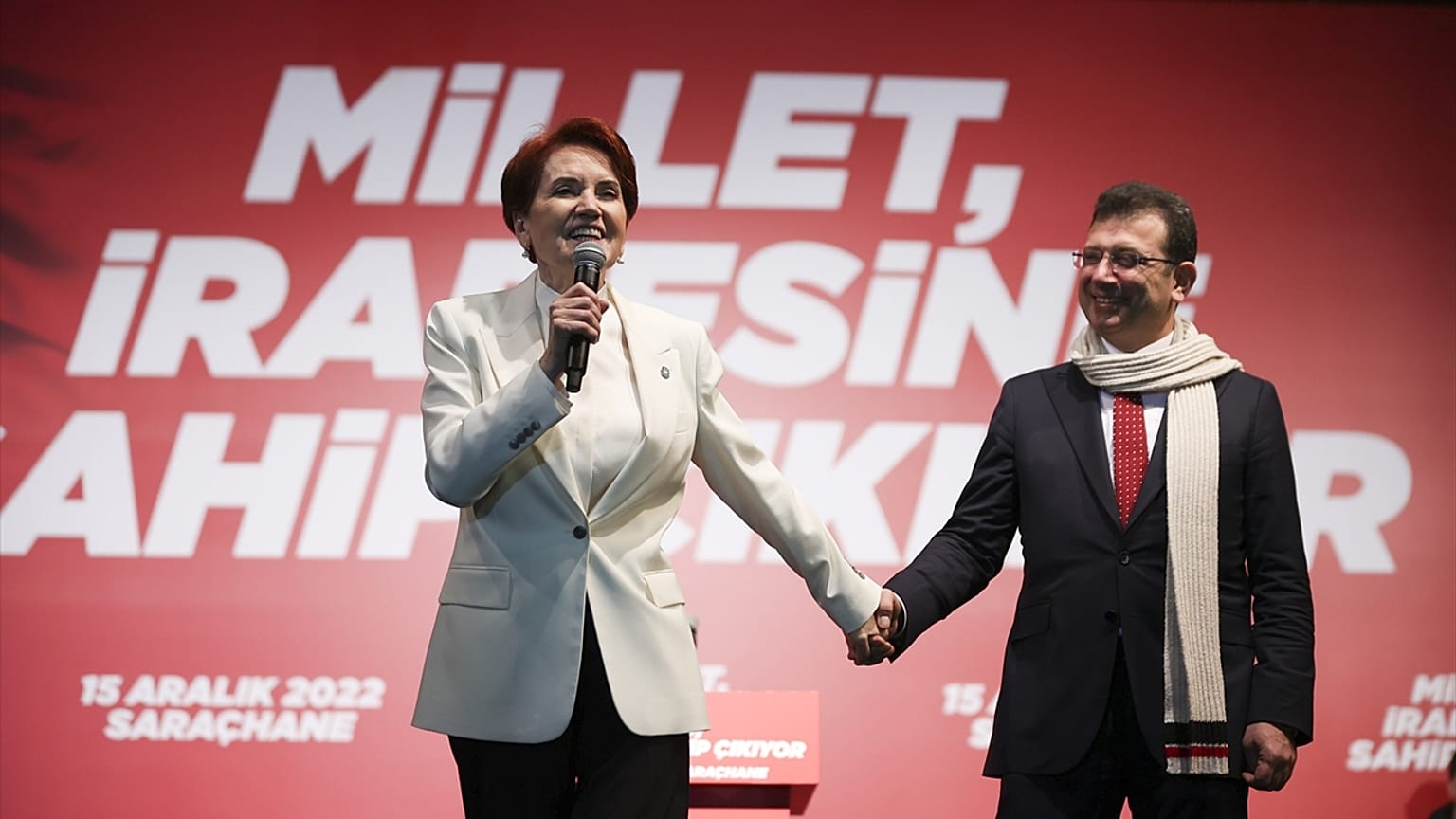 İYİ Parti Genel Başkanı Meral Akşener (sol), İBB Başkanı Ekrem İmamoğlu,  Saraçhane'deki belediye binası önünde düzenlenen ''Millet, iradesine sahip çıkıyor'' mitinginde