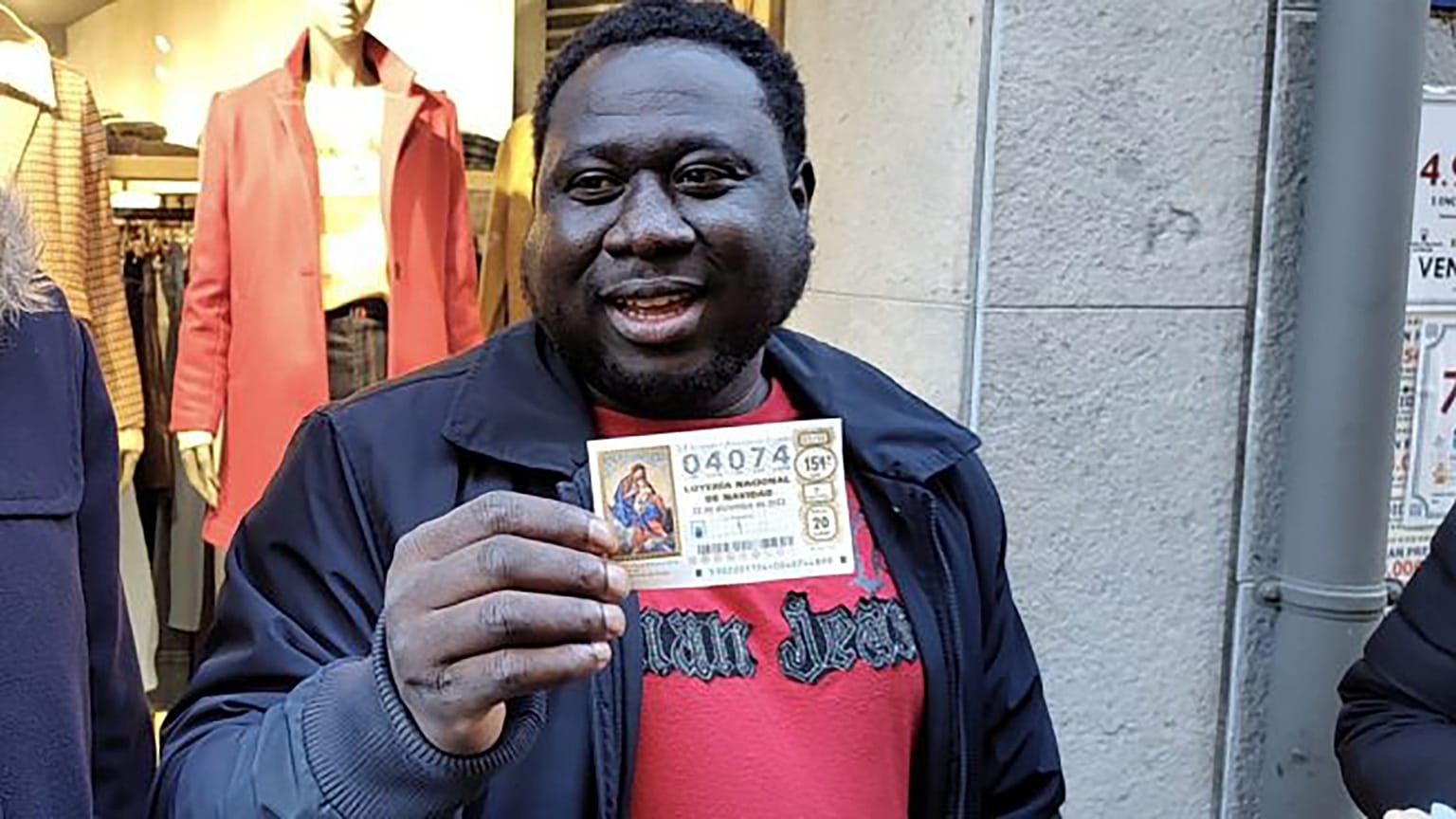 Ibrahim con el billete de lotería que ha resultado premiado