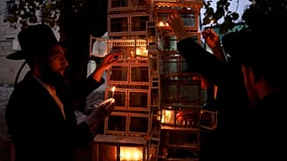 Des juifs ultra-orthodoxes allument des bougies lors de la quatrième nuit de la fête juive, Hanoukka, à Jérusalem - 21.12. 2022. 