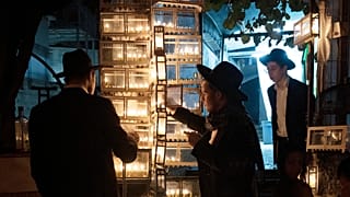 Estudantes judeus ultraortodoxos acendem velas na quinta noite do Hanucá, em Jerusalém