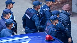 عناصر من الشرطة النيبالية يرافقون القاتل السفّاح الفرنسي شارل سوبراج إلى مكتب الهجرة في العاصمة كاتماندو بعد إطلاق سراحه من سجن نيبالي في 23 ديسمبر 2022.
