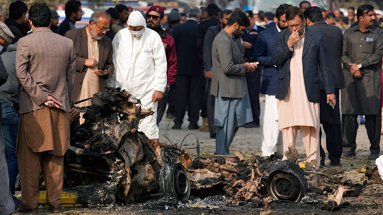 Pakistan'ın başkenti İslamabad'da bomba yüklü araçla düzenlenen intihar saldırısı sonrası olay yerinde inceleme yapılırken