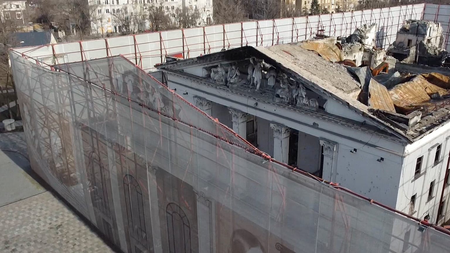Am 2. Dezember 2022 war die Theaterruine noch eingezäunt