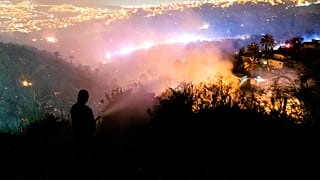 Ein Flächenbrand in Vina del Mar in Chile bedroht Hunderte Wohnhäuser, 23.12.2022 